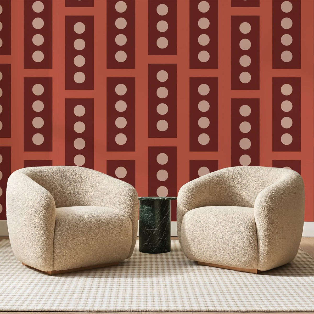Papier peint panoramique Colonnes à Pois Brique, posé sur toute la paroi d'un salon, derrière deux fauteuils en bouclette crème et un guéridon en marbre vert