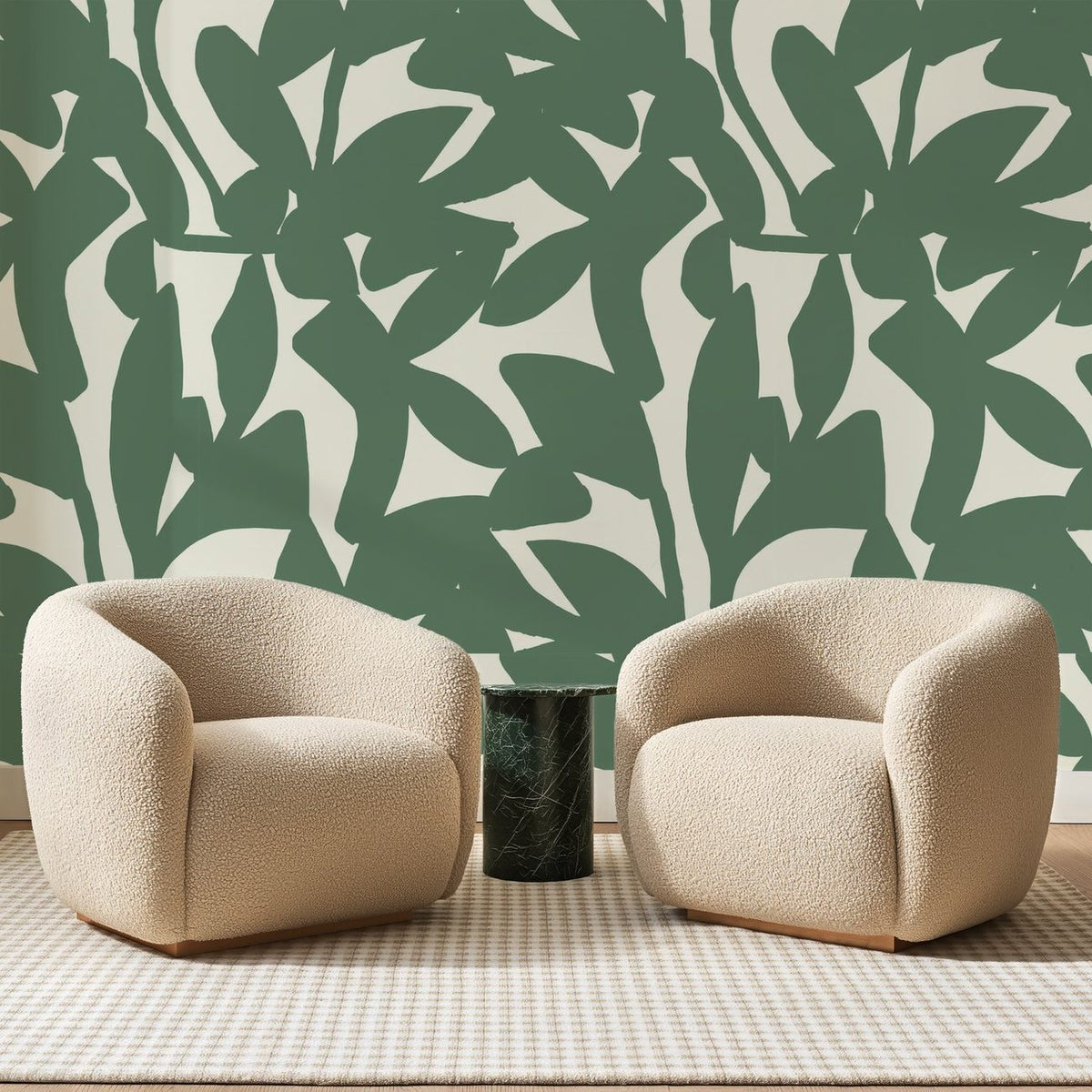 Papier peint panoramique Feuilles Découpées Sauge et Ivoire, posé sur toute la paroi d'un salon, derrière deux fauteuils en bouclette crème et un guéridon en marbre vert