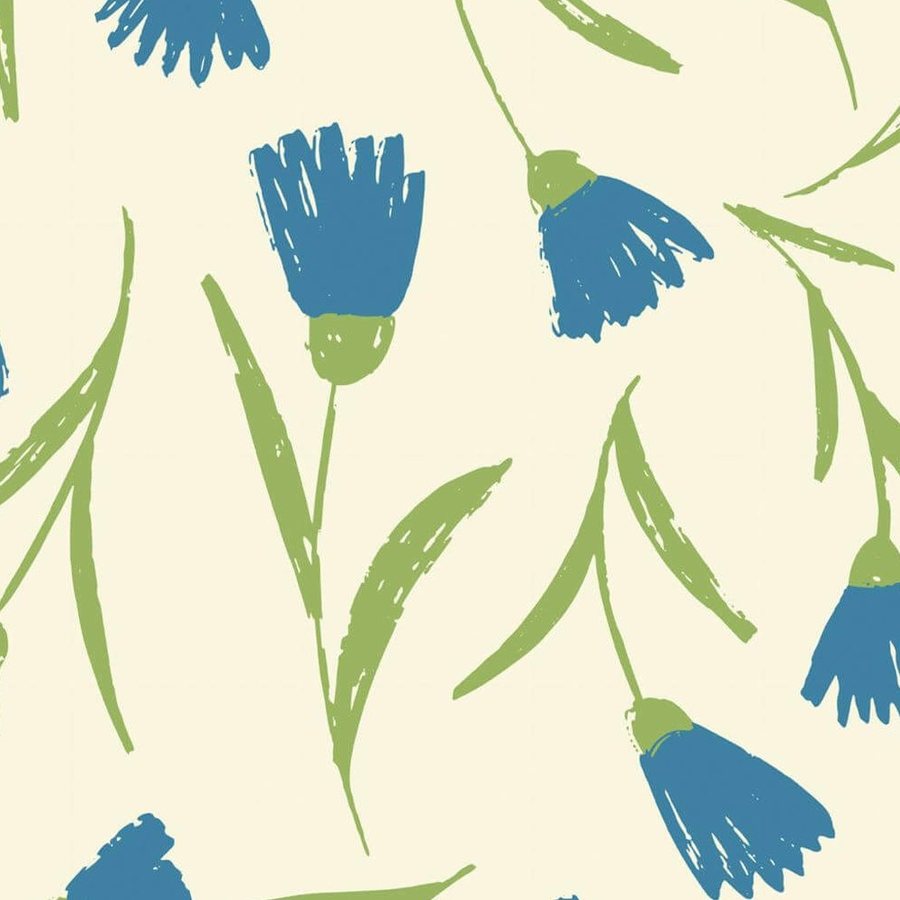 Gros plan de l'impression : les bords irréguliers d'un pétale bleu et la trace du pinceau.