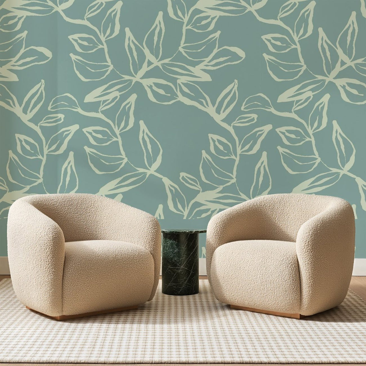 Papier peint panoramique Feuillage Peint Vert d'Eau, posé sur toute la paroi d'un salon, derrière deux fauteuils en bouclette crème et un guéridon en marbre vert