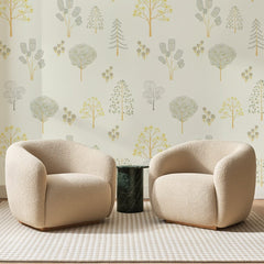 Papier peint panoramique Bosquet Fleuri Jaune Paille, posé sur toute la paroi d'un salon, derrière deux fauteuils en bouclette crème et un guéridon en marbre vert
