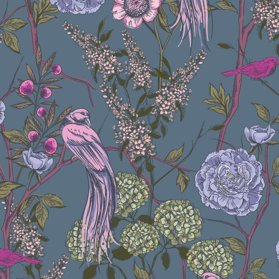 Gros plan de l'impression : plumes lignées d'un oiseau rose poudré et cœur prune moucheté d'une fleur rose pâle, cernés d'un trait sombre.