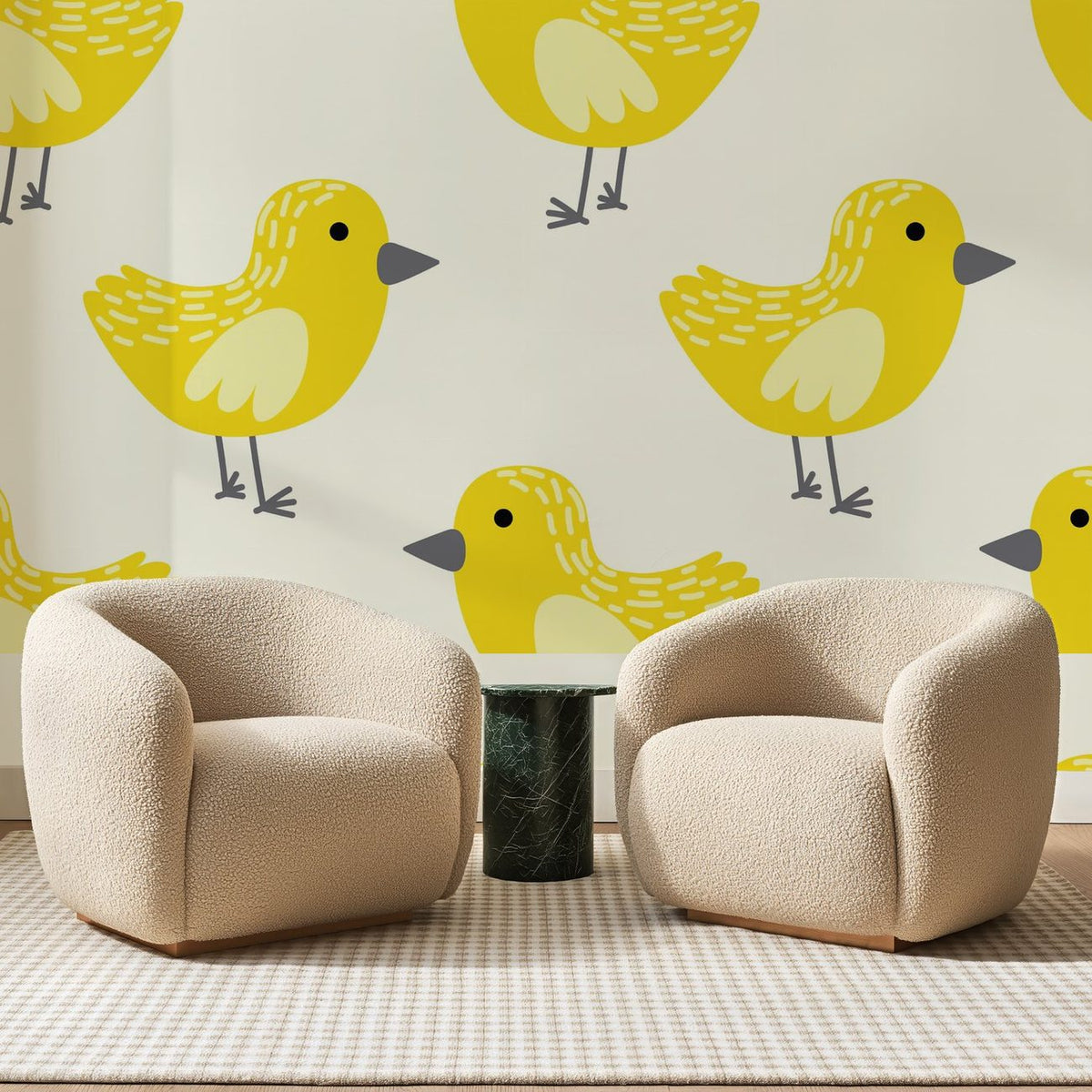 Papier peint panoramique Grands Oiseaux Jaunes, posé sur toute la paroi d'un salon, derrière deux fauteuils en bouclette crème et un guéridon en marbre vert