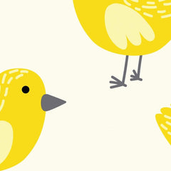Gros plan sur l'impression : les traits blancs de l'aile d'un oiseau et son œil noir.