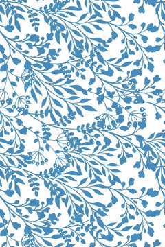 Le décor à plat : un feuillage dense de tiges, clochettes et baies bleu porcelaine sur fond blanc.