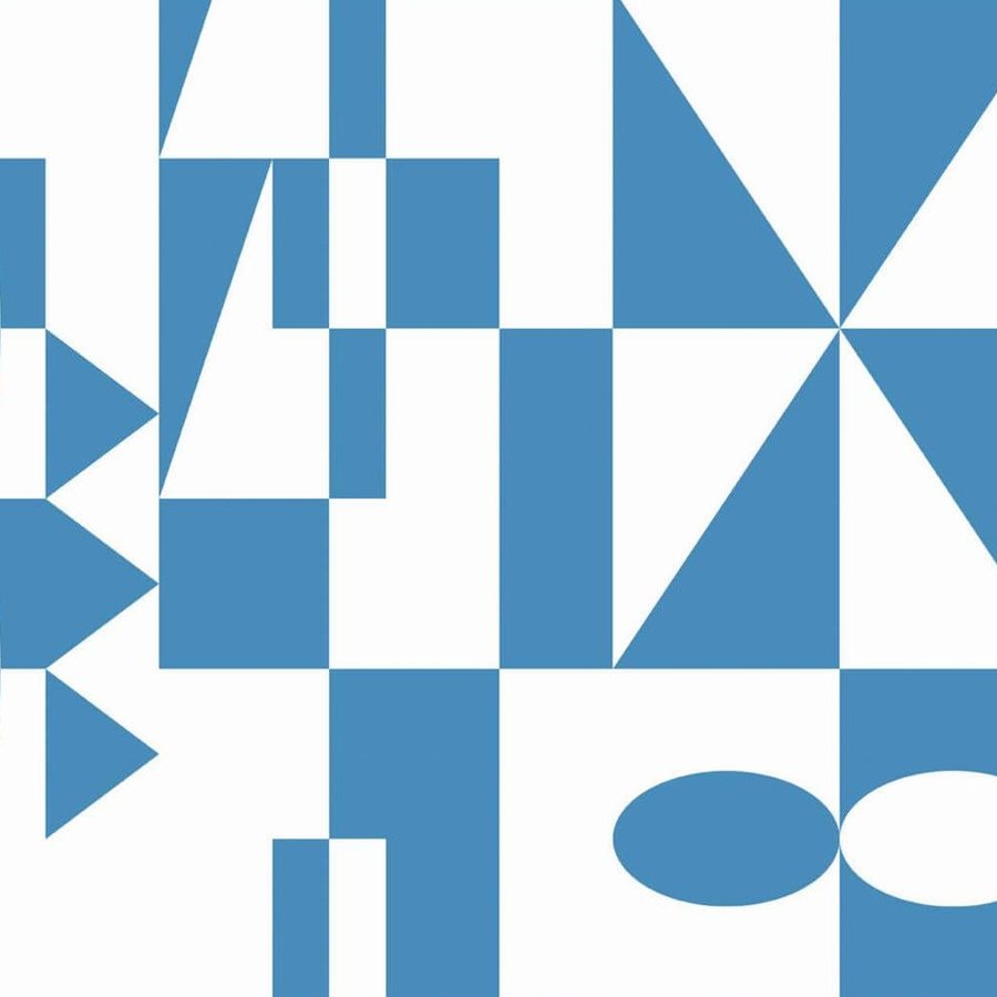 Gros plan sur l'impression : arête franche d'un triangle bleu et intervalle blanc entre deux formes.