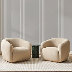 Papier peint panoramique Lambris Rainuré Gris Perle, posé sur toute la paroi d'un salon, derrière deux fauteuils en bouclette crème et un guéridon en marbre vert