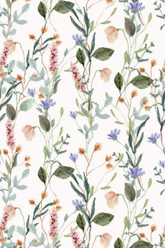 Motif à plat : tiges de prairie vert sauge, fleurs bleu-violet, roses et orange sur fond blanc cassé.