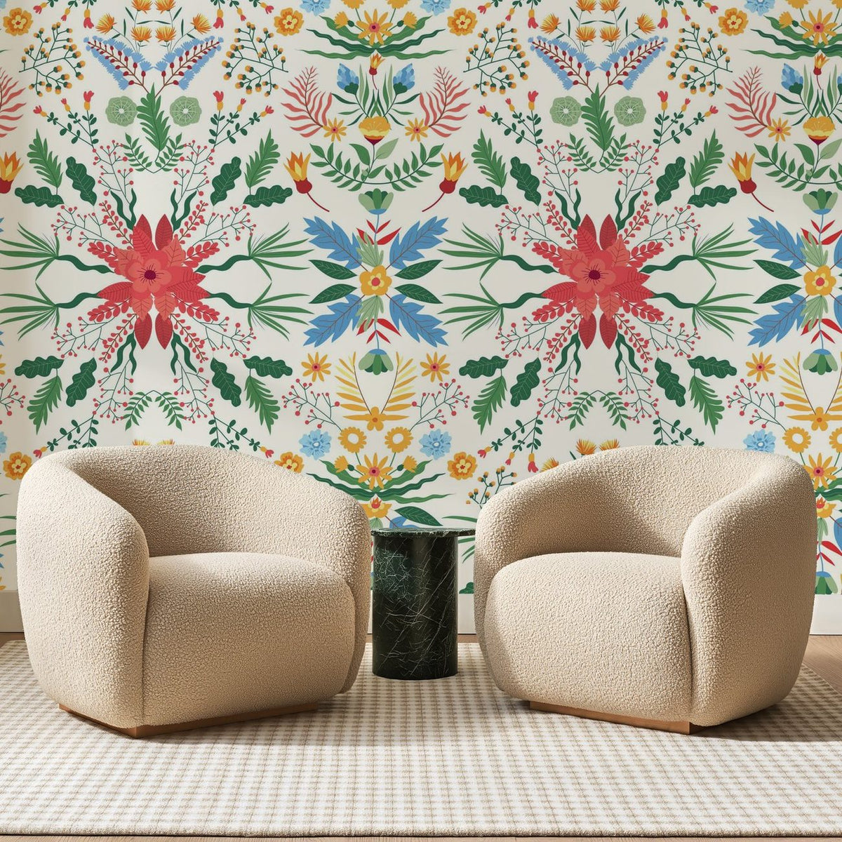 Papier peint panoramique Jardin Folklorique Crème, posé sur toute la paroi d'un salon, derrière deux fauteuils en bouclette crème et un guéridon en marbre vert