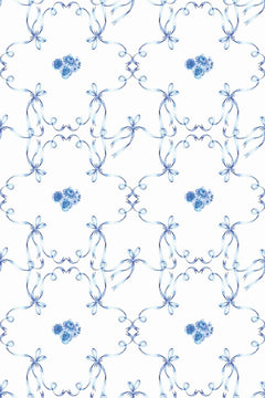 Le décor à plat : rubans bleus aquarellés noués en treillis d'ogives, petits bouquets de roses bleues au centre, sur fond blanc.