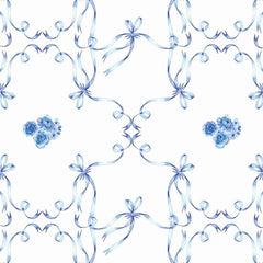Gros plan de l'impression : un nœud de ruban bleu aux bords délavés et un bouton de rose, sur le blanc du fond.