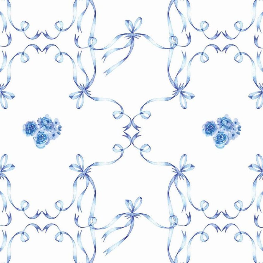 Gros plan de l'impression : un nœud de ruban bleu aux bords délavés et un bouton de rose, sur le blanc du fond.