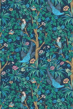 Oiseaux bleus, feuillage vert émeraude et petites fleurs roses sur fond bleu nuit.
