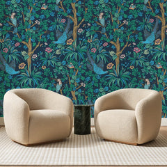 Papier peint panoramique Oiseaux Bleus sur Bleu Nuit, posé sur toute la paroi d'un salon, derrière deux fauteuils en bouclette crème et un guéridon en marbre vert