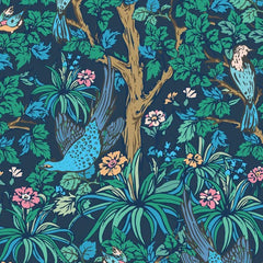 Gros plan sur l'impression, nervures des feuilles et plumage bleu détaillé.