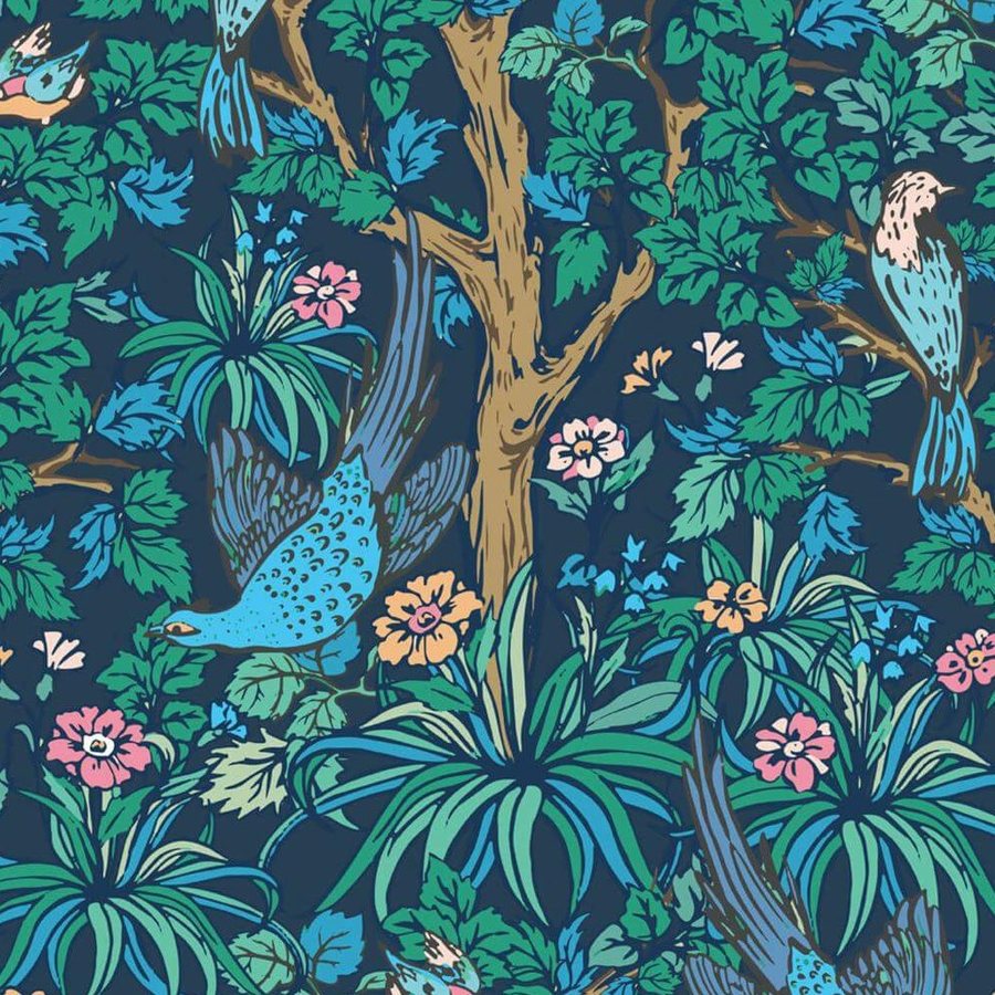 Gros plan sur l'impression, nervures des feuilles et plumage bleu détaillé.