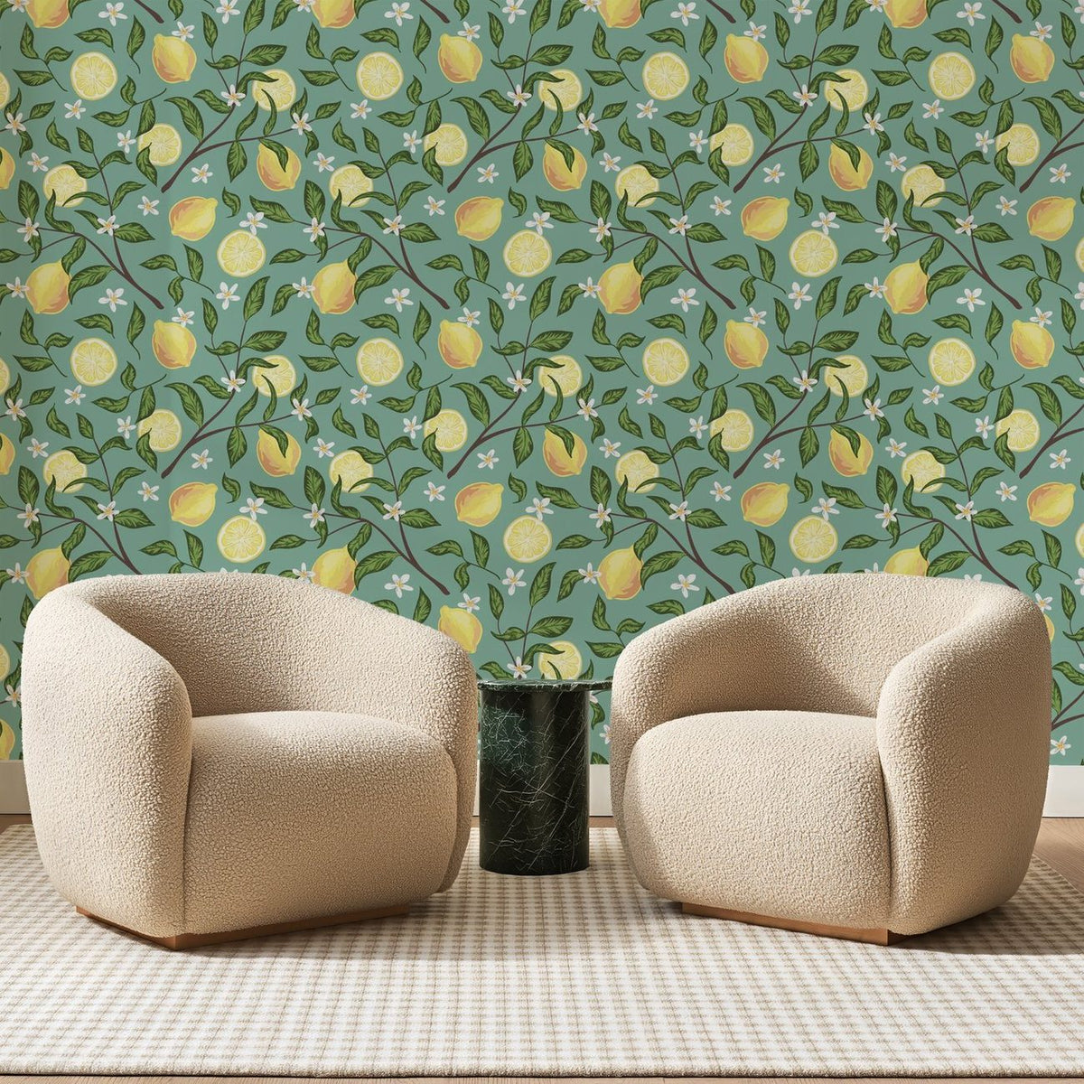 Papier peint panoramique Citrons sur Vert d'Eau, posé sur toute la paroi d'un salon, derrière deux fauteuils en bouclette crème et un guéridon en marbre vert