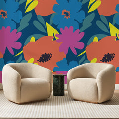 Papier peint panoramique Corolles Graphiques Bleu Nuit, posé sur toute la paroi d'un salon, derrière deux fauteuils en bouclette crème et un guéridon en marbre vert