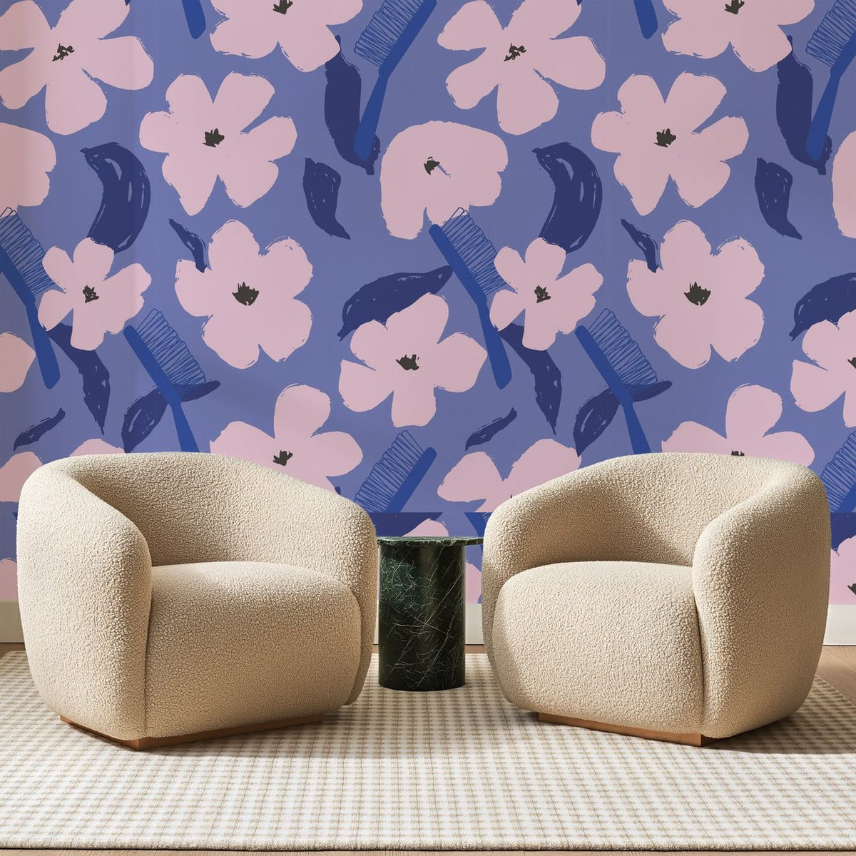 Papier peint panoramique Fleurs Roses sur Bleu Bleuet, posé sur toute la paroi d'un salon, derrière deux fauteuils en bouclette crème et un guéridon en marbre vert