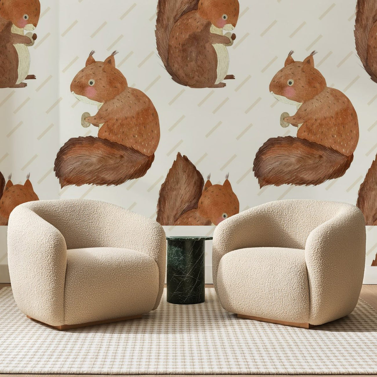 Papier peint panoramique Écureuils Roux de la Forêt, posé sur toute la paroi d'un salon, derrière deux fauteuils en bouclette crème et un guéridon en marbre vert
