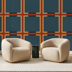 Papier peint panoramique Grille Terracotta Bleu Canard, posé sur toute la paroi d'un salon, derrière deux fauteuils en bouclette crème et un guéridon en marbre vert