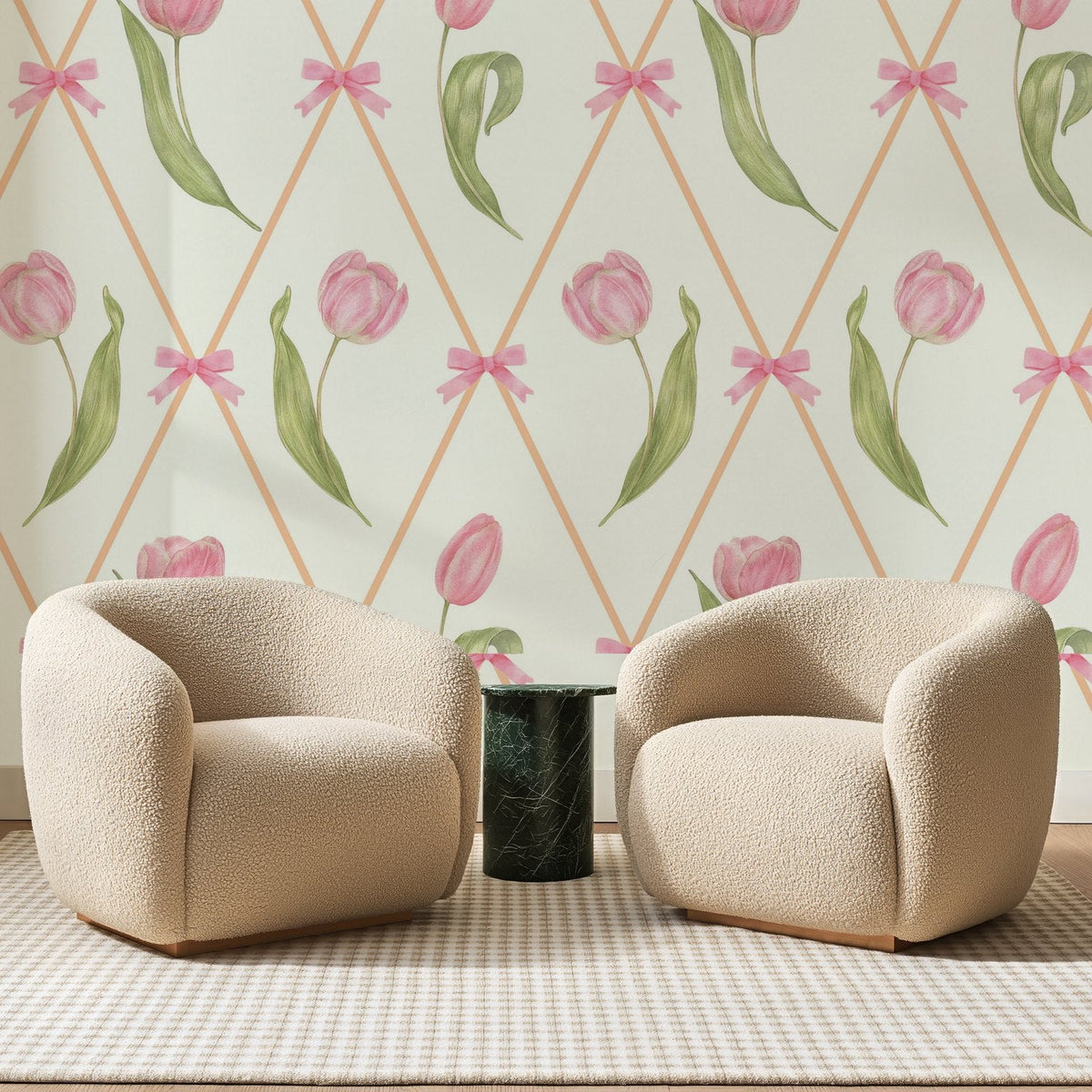 Papier peint panoramique Treillage de Tulipes Ivoire, posé sur toute la paroi d'un salon, derrière deux fauteuils en bouclette crème et un guéridon en marbre vert