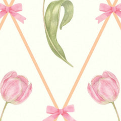 Gros plan de l'impression : pétales veinés d'une tulipe rose tendre au rendu aquarelle et nœud rose au croisement de deux rubans abricot.