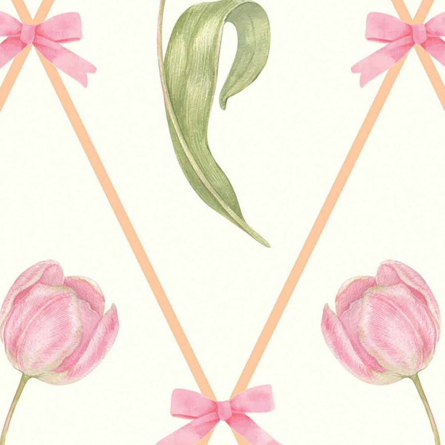Gros plan de l'impression : pétales veinés d'une tulipe rose tendre au rendu aquarelle et nœud rose au croisement de deux rubans abricot.