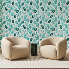 Papier peint panoramique Feuillages Marins Turquoise, posé sur toute la paroi d'un salon, derrière deux fauteuils en bouclette crème et un guéridon en marbre vert