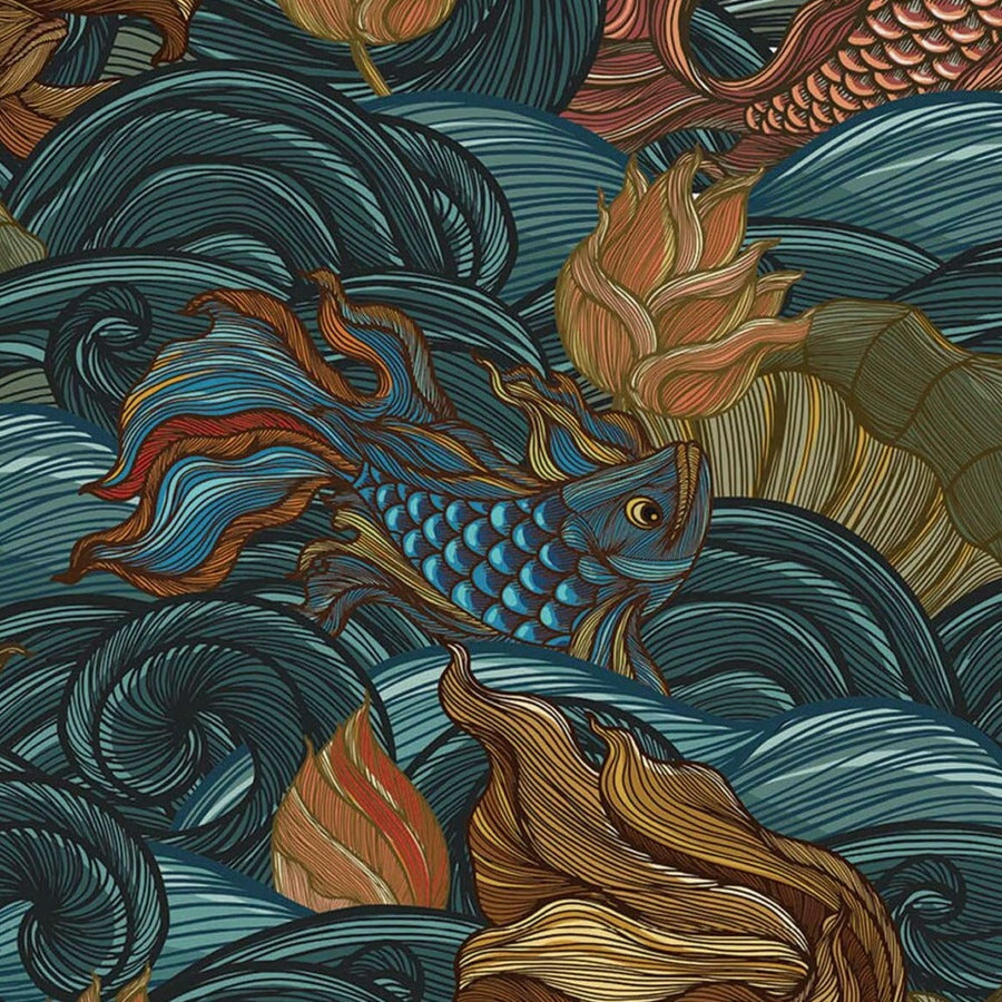 Gros plan de l'impression : écailles en croissants aux tons dorés d'un poisson brun caramel et traits fins parallèles des vagues bleu pétrole.