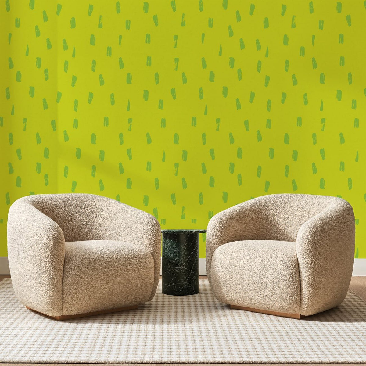 Papier peint panoramique Touches Vertes sur Chartreuse, posé sur toute la paroi d'un salon, derrière deux fauteuils en bouclette crème et un guéridon en marbre vert