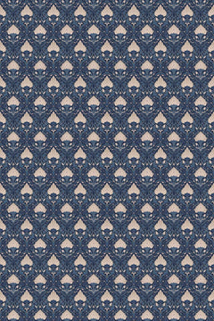 Le décor à plat : damas bleu nuit et bleu acier semé de fleurs de protéa crème rosé, en rangées serrées.