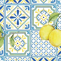 Gros plan de l'impression : peau aquarellée d'un citron jaune posé sur un carreau à rosace bleu roi, et nervure d'une feuille verte.