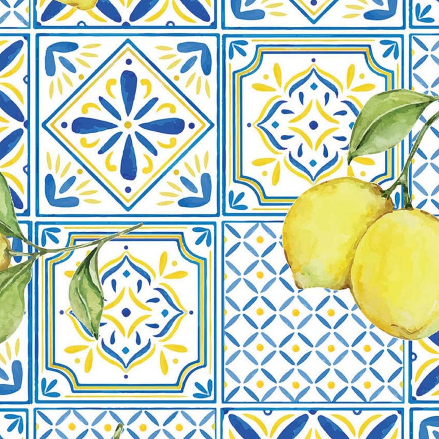 Gros plan de l'impression : peau aquarellée d'un citron jaune posé sur un carreau à rosace bleu roi, et nervure d'une feuille verte.