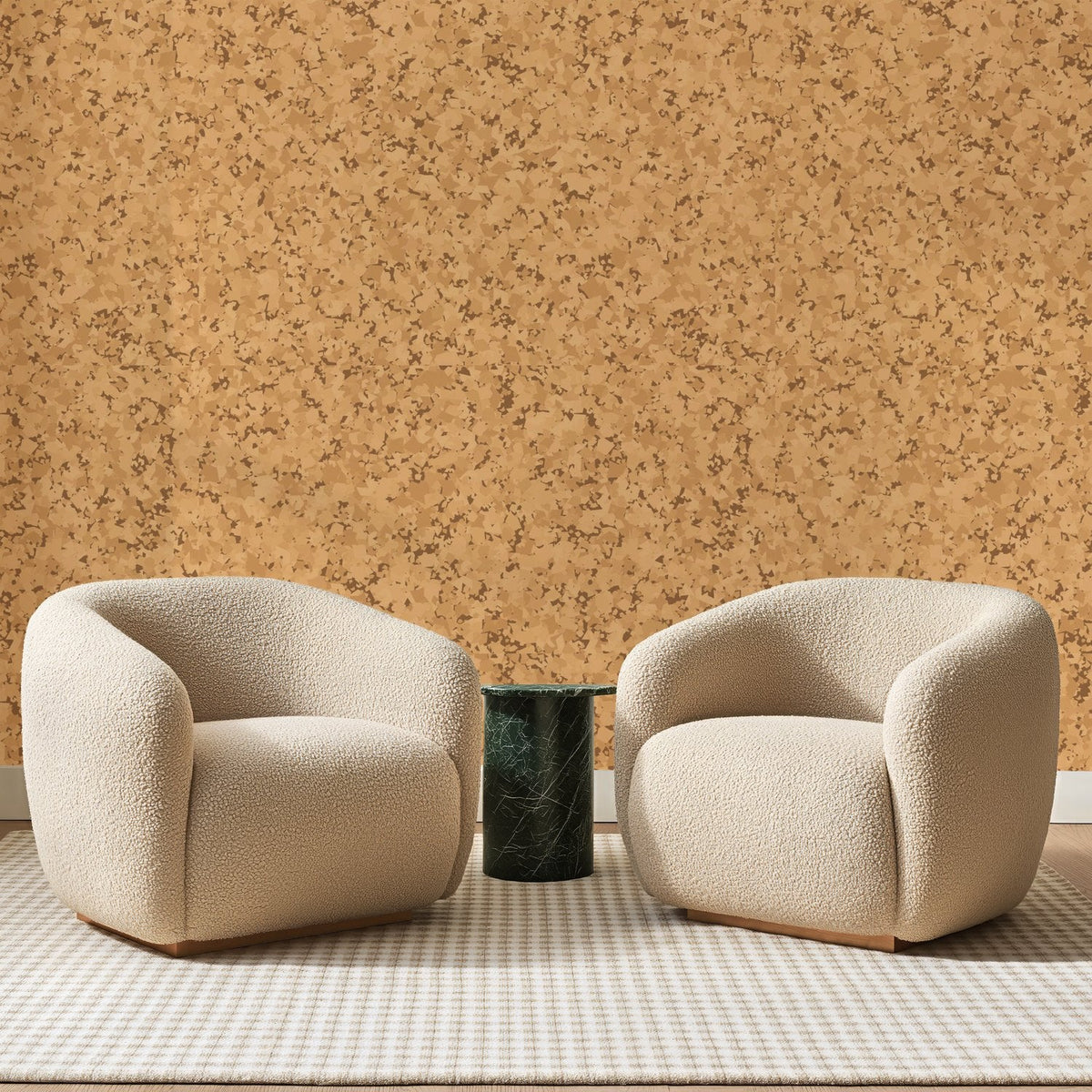 Papier peint panoramique Grain de Liège Miel, posé sur toute la paroi d'un salon, derrière deux fauteuils en bouclette crème et un guéridon en marbre vert
