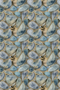 Motif à plat : galets ovales bleus, verts et gris peints à l'aquarelle, joints de mortier sable.