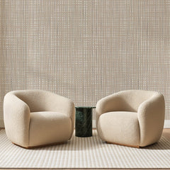 Papier peint panoramique Tissage Quadrillé Taupe, posé sur toute la paroi d'un salon, derrière deux fauteuils en bouclette crème et un guéridon en marbre vert