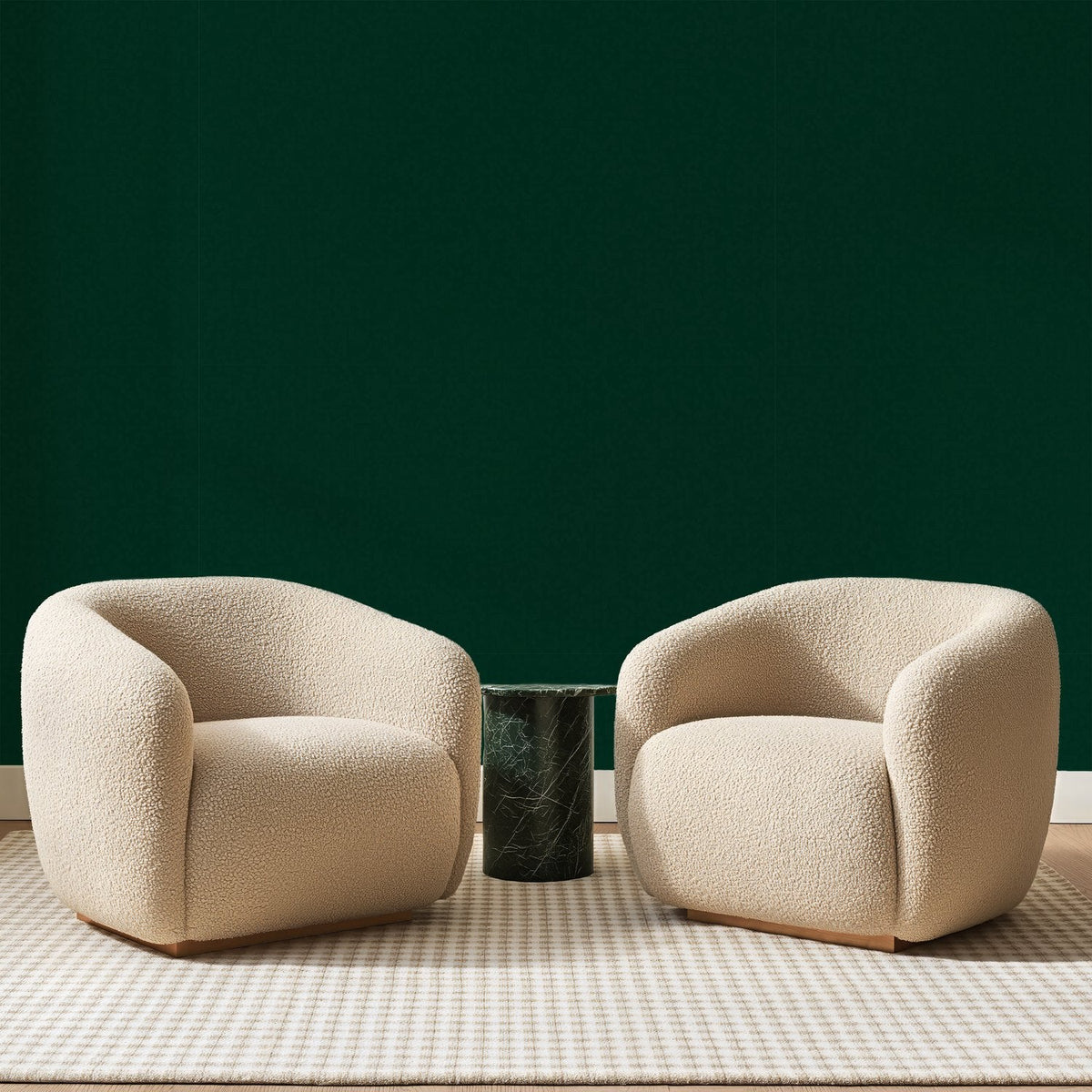 Papier peint panoramique Uni Vert Bouteille, posé sur toute la paroi d'un salon, derrière deux fauteuils en bouclette crème et un guéridon en marbre vert