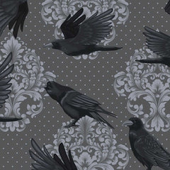 Gros plan de l'impression : aile de corbeau aux plumes dessinées en nuances de noir, posée sur les volutes gris perle d'un médaillon.