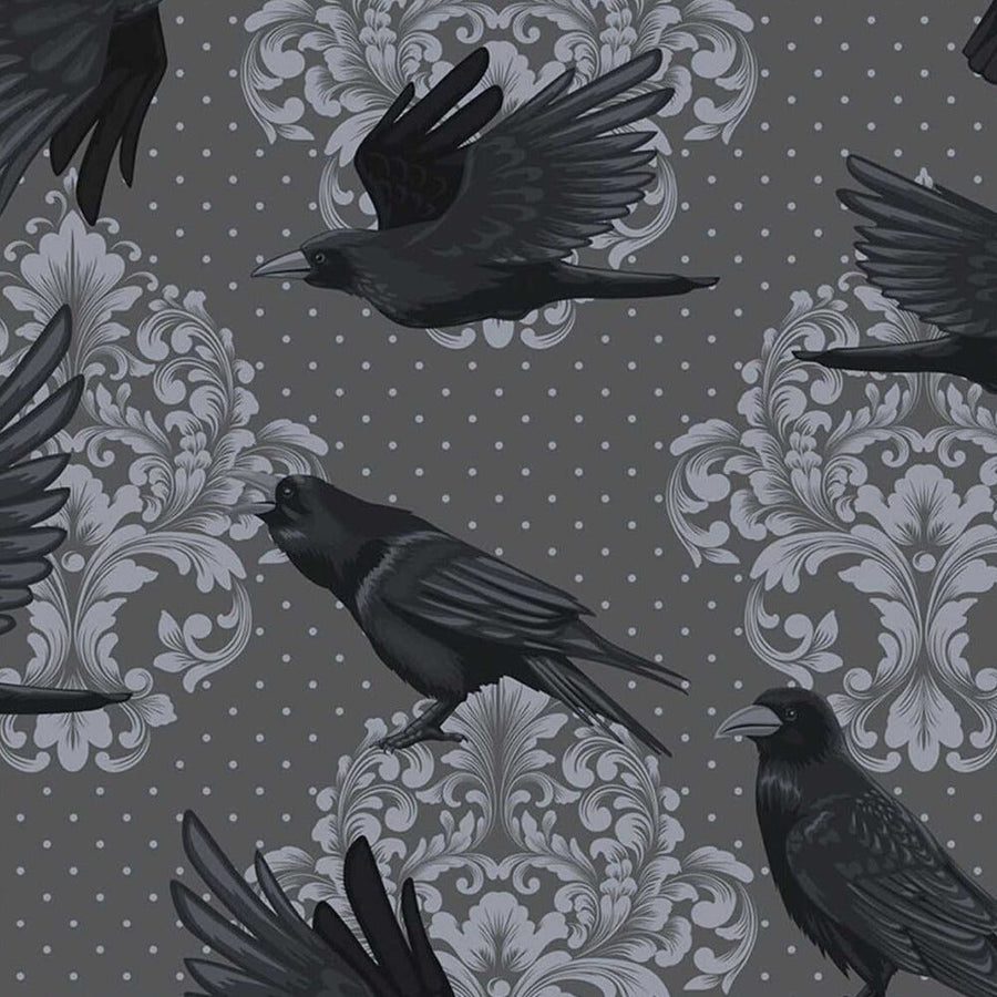 Gros plan de l'impression : aile de corbeau aux plumes dessinées en nuances de noir, posée sur les volutes gris perle d'un médaillon.