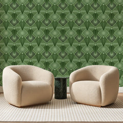 Papier peint panoramique Éventails en Camaïeu de Verts, posé sur toute la paroi d'un salon, derrière deux fauteuils en bouclette crème et un guéridon en marbre vert