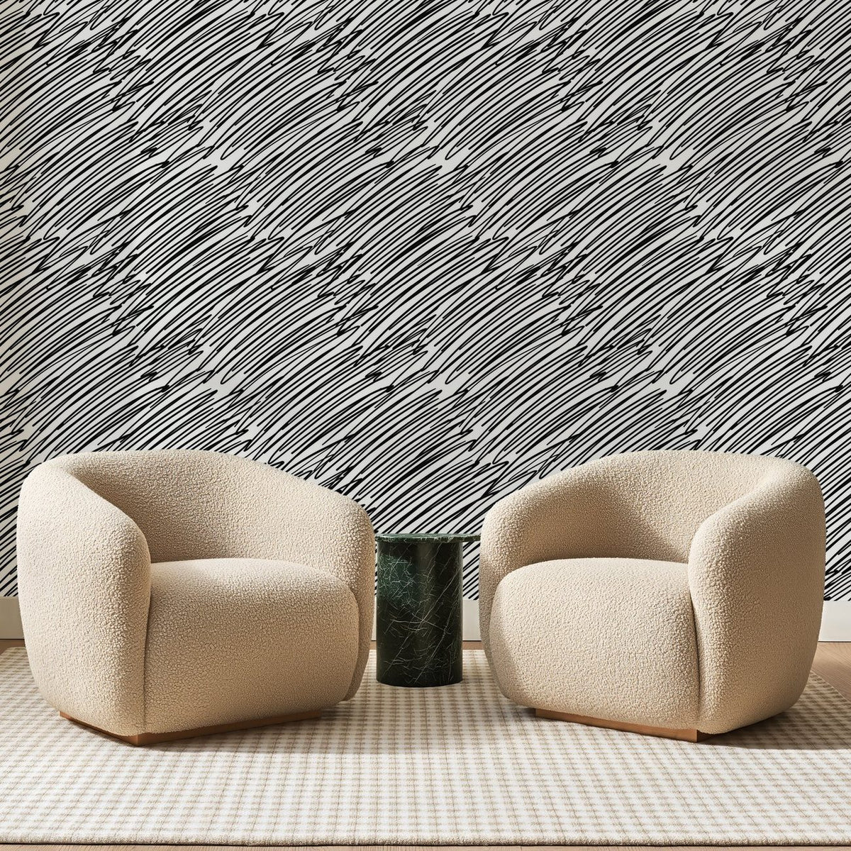 Papier peint panoramique Griffonnages Noirs en Diagonale, posé sur toute la paroi d'un salon, derrière deux fauteuils en bouclette crème et un guéridon en marbre vert