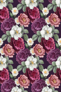 Le décor à plat : grosses roses violettes, framboise et rose ancien, églantines blanches et feuilles vert sauge sur fond prune sombre.