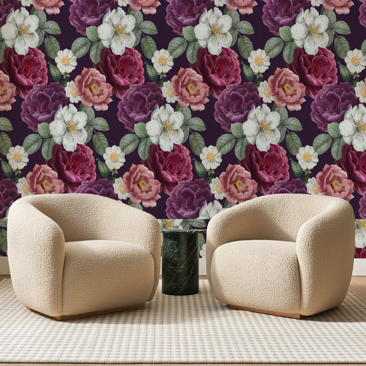 Papier peint panoramique Roses Anciennes sur Prune, posé sur toute la paroi d'un salon, derrière deux fauteuils en bouclette crème et un guéridon en marbre vert