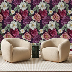 Papier peint panoramique Roses Anciennes sur Prune, posé sur toute la paroi d'un salon, derrière deux fauteuils en bouclette crème et un guéridon en marbre vert