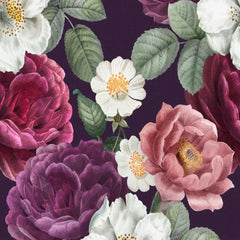 Gros plan de l'impression : plis serrés des pétales d'une rose framboise et étamines jaune d'or d'une églantine blanche.