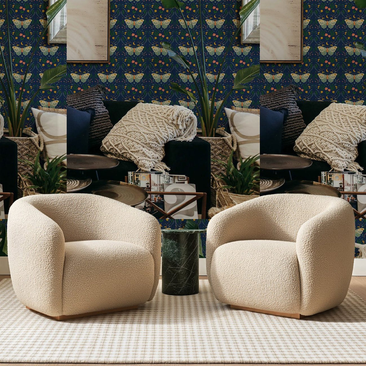 Papier peint panoramique Phalènes Dorées sur Bleu Nuit, posé sur toute la paroi d'un salon, derrière deux fauteuils en bouclette crème et un guéridon en marbre vert