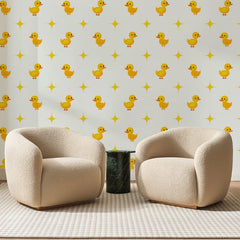 Papier peint panoramique Canetons et Étoiles Jaunes, posé sur toute la paroi d'un salon, derrière deux fauteuils en bouclette crème et un guéridon en marbre vert