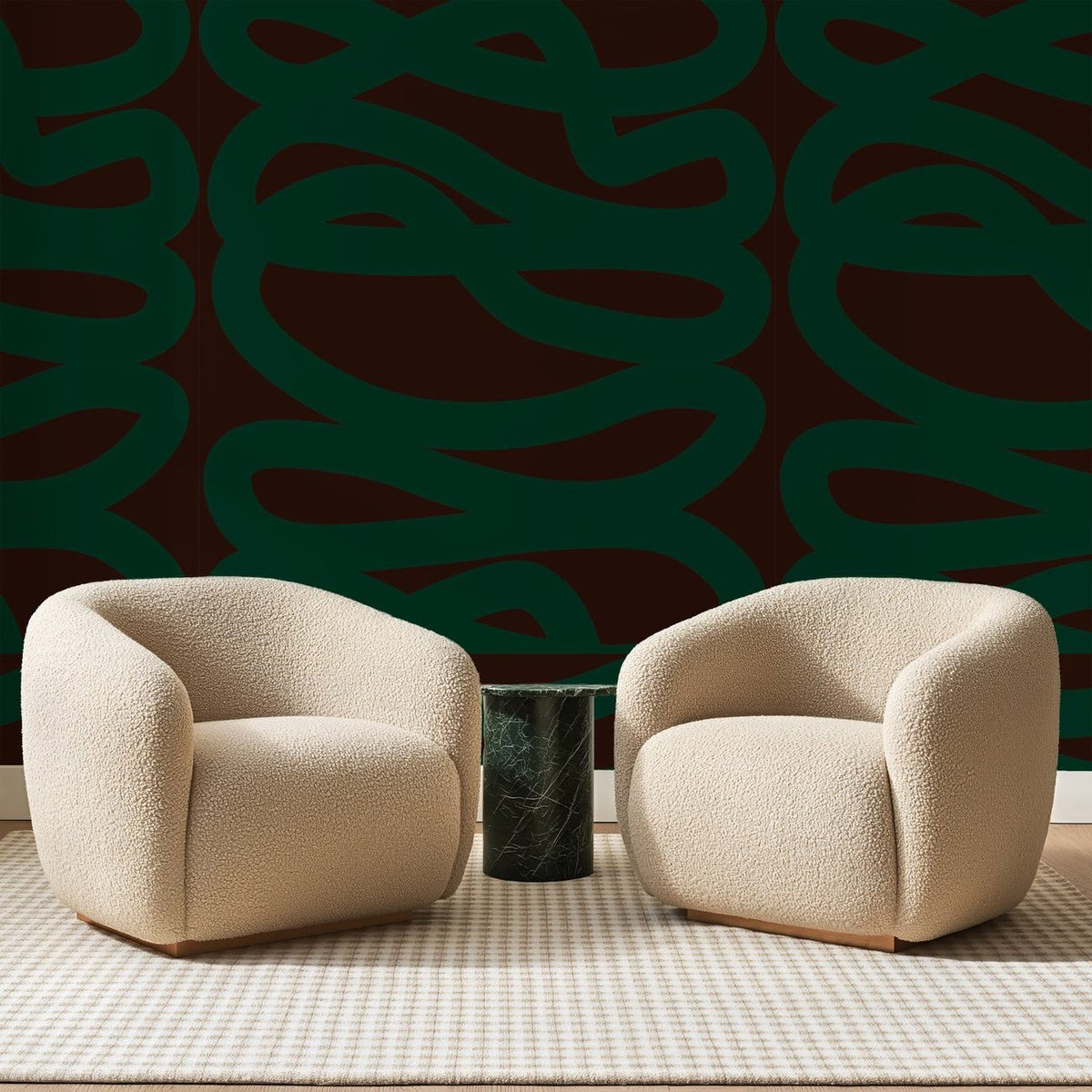 Papier peint panoramique Ondes Vert Sapin sur Brun, posé sur toute la paroi d'un salon, derrière deux fauteuils en bouclette crème et un guéridon en marbre vert
