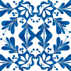 Gros plan de l'impression : volute bleu cobalt au ton nuancé, plus sombre par endroits, et trois petits points ronds sur le fond blanc.